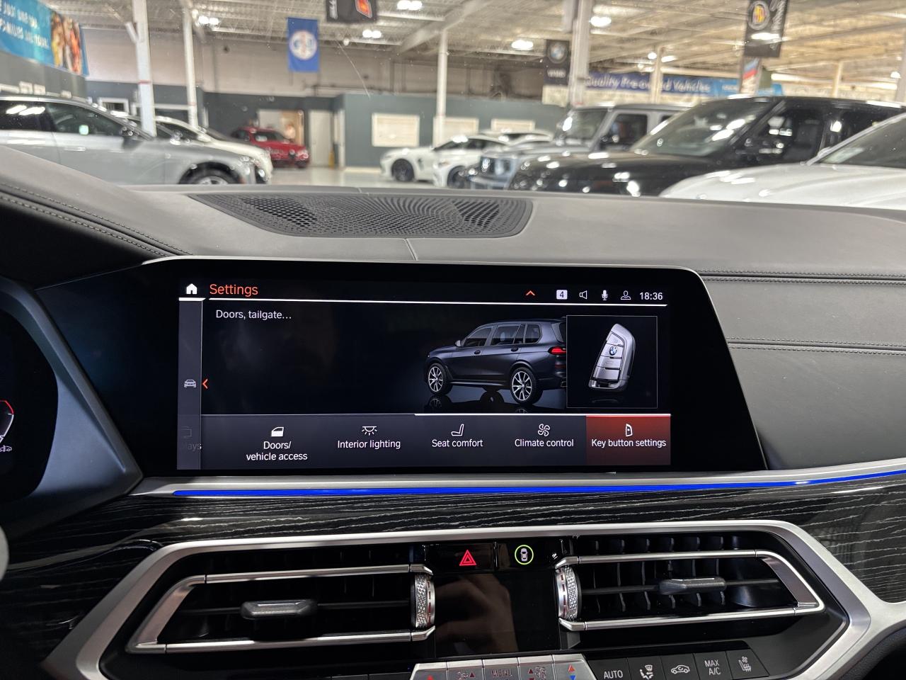 2022 BMW X7 M50i | INDIVIDUAL | NAV | GLASSCONTROLS |SKYLOUNGE - Photo #35