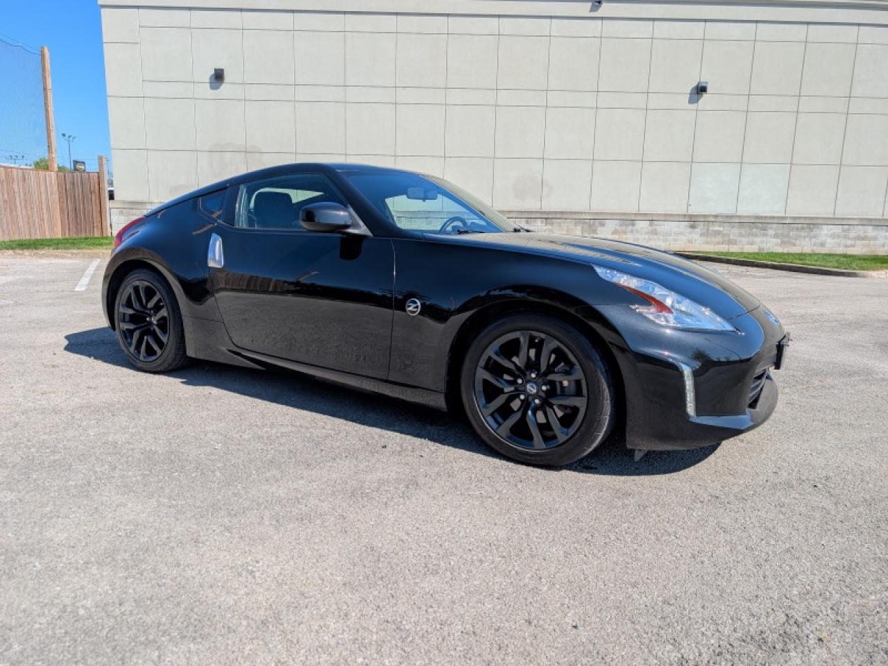 2016 Nissan 370Z Coupe  **VERY CLEAN - LOW MILEAGE** Photo