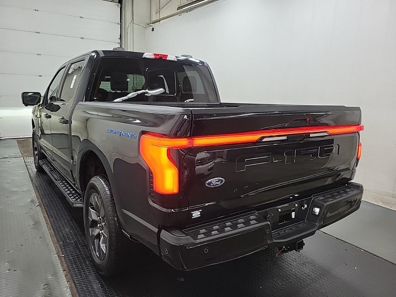 2022 Ford F-150 Lightning Lariat Photo5
