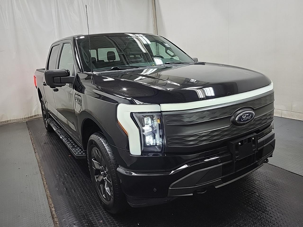 2022 Ford F-150 Lightning Lariat Photo5