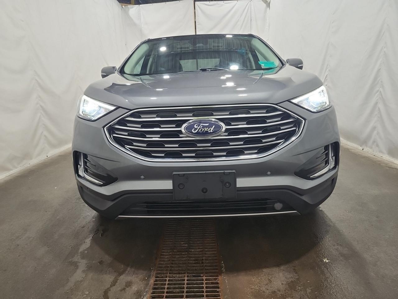 2022 Ford Edge Titanium Photo4