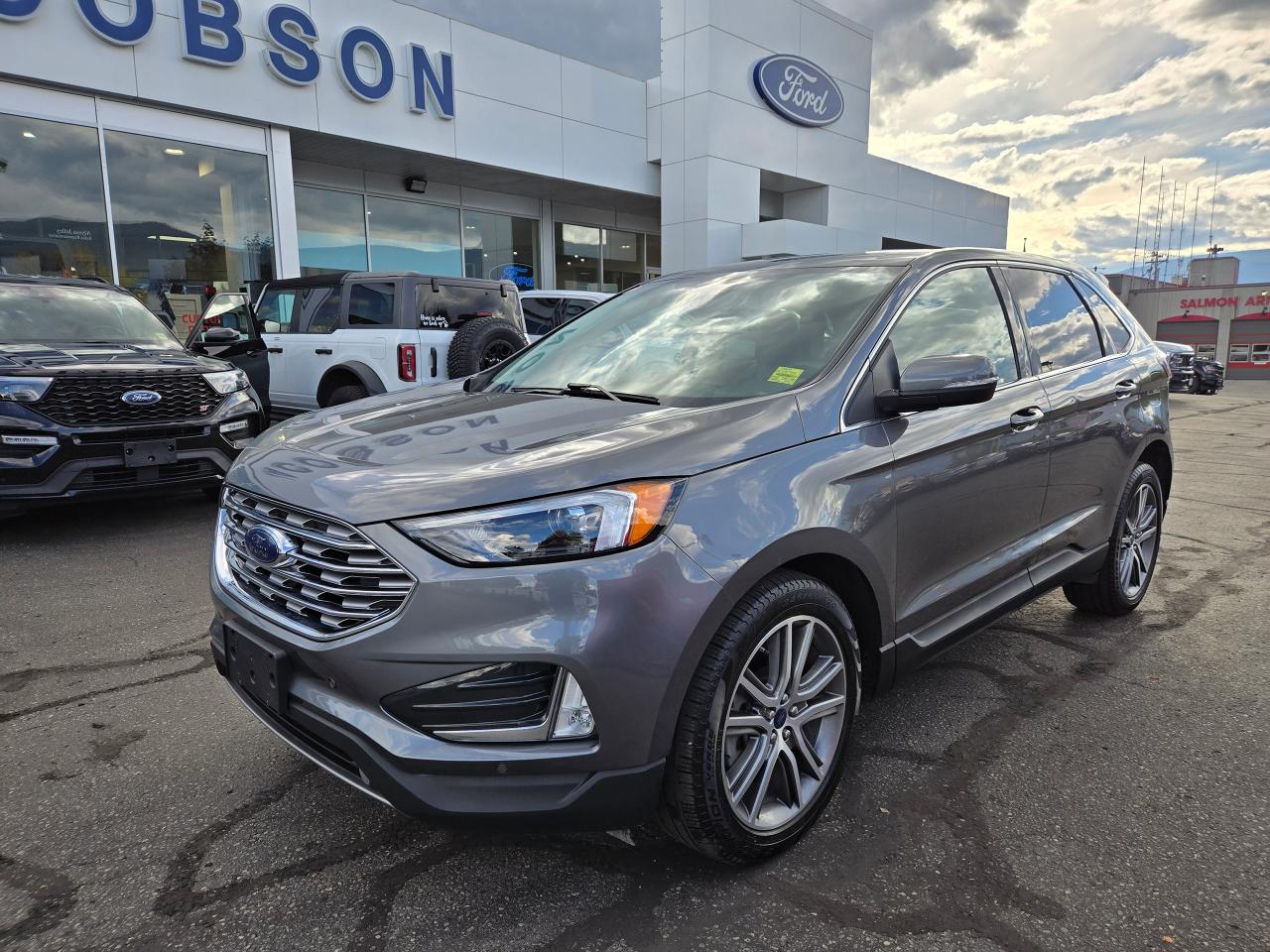 2022 Ford Edge Titanium Photo0