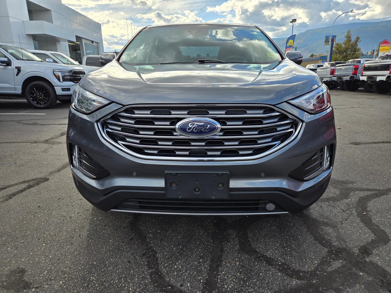 2022 Ford Edge Titanium Photo1