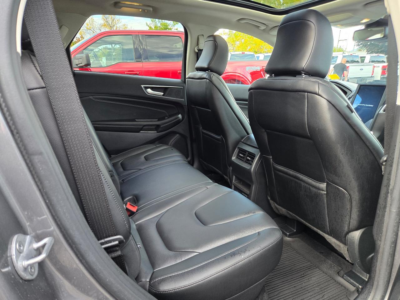 2022 Ford Edge Titanium Photo5