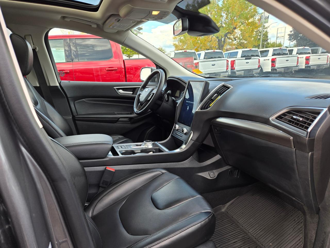 2022 Ford Edge Titanium Photo5