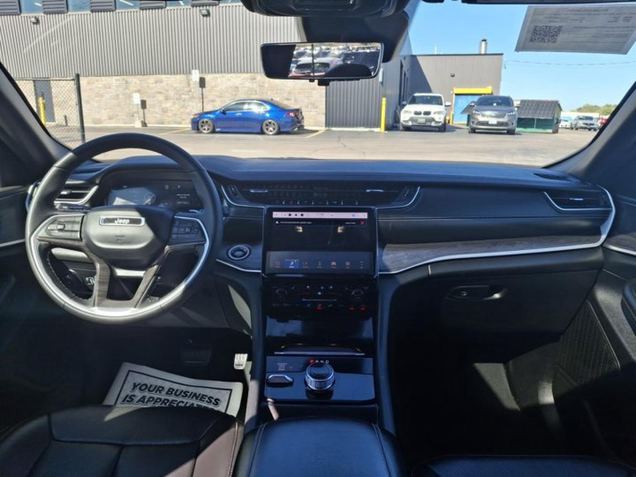 2024 Jeep Grand Cherokee L Limited 4WD | 3rd Row | 360 Cam | Leather | Nav | Pano Roof | Cooled + Heated Seats | and More ! Photo