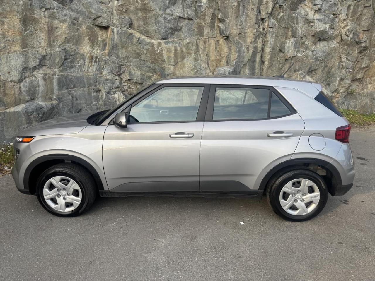 2025 Hyundai Venue Essential IVT Photo3