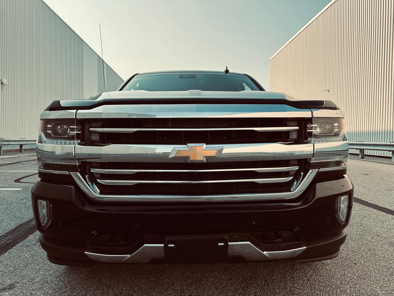 2017 Chevrolet Silverado 1500 Crew Cab High Country 4WD Trpile Black Photo3