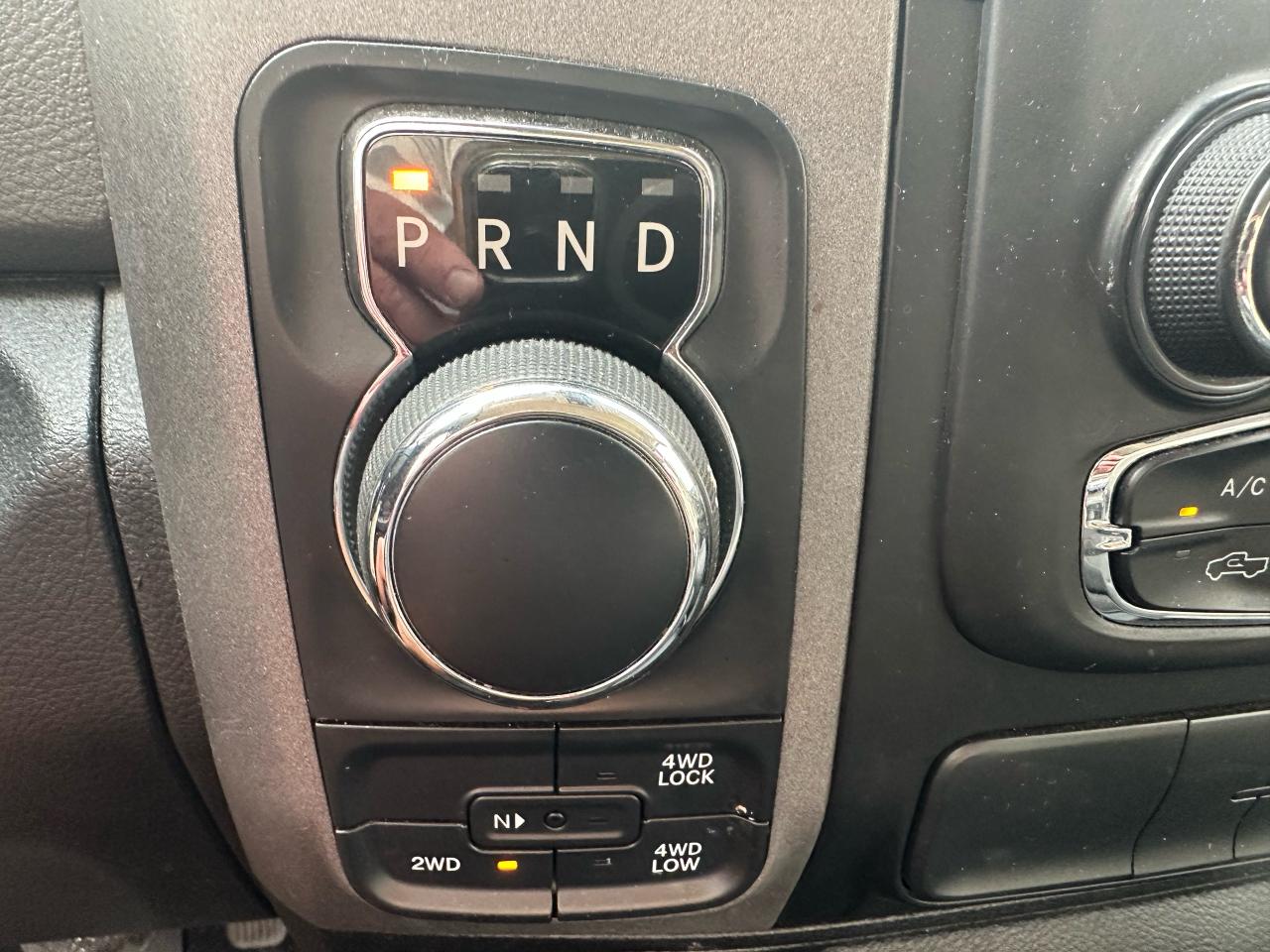 2019 RAM 1500 Classic EXPRESS 4X4 CREW CAB 5'7" BOX - Photo #11