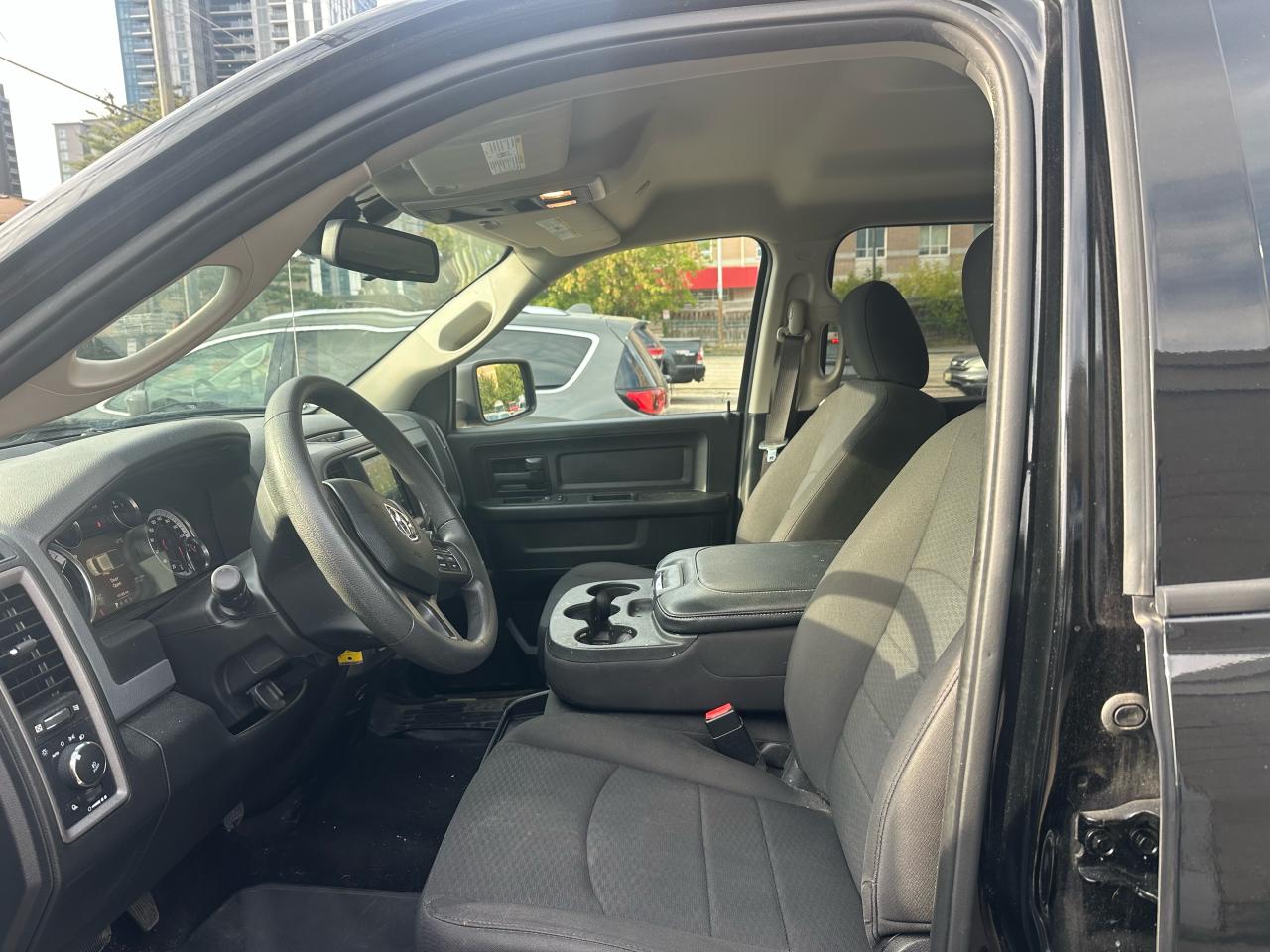 2019 RAM 1500 Classic EXPRESS 4X4 CREW CAB 5'7" BOX - Photo #7