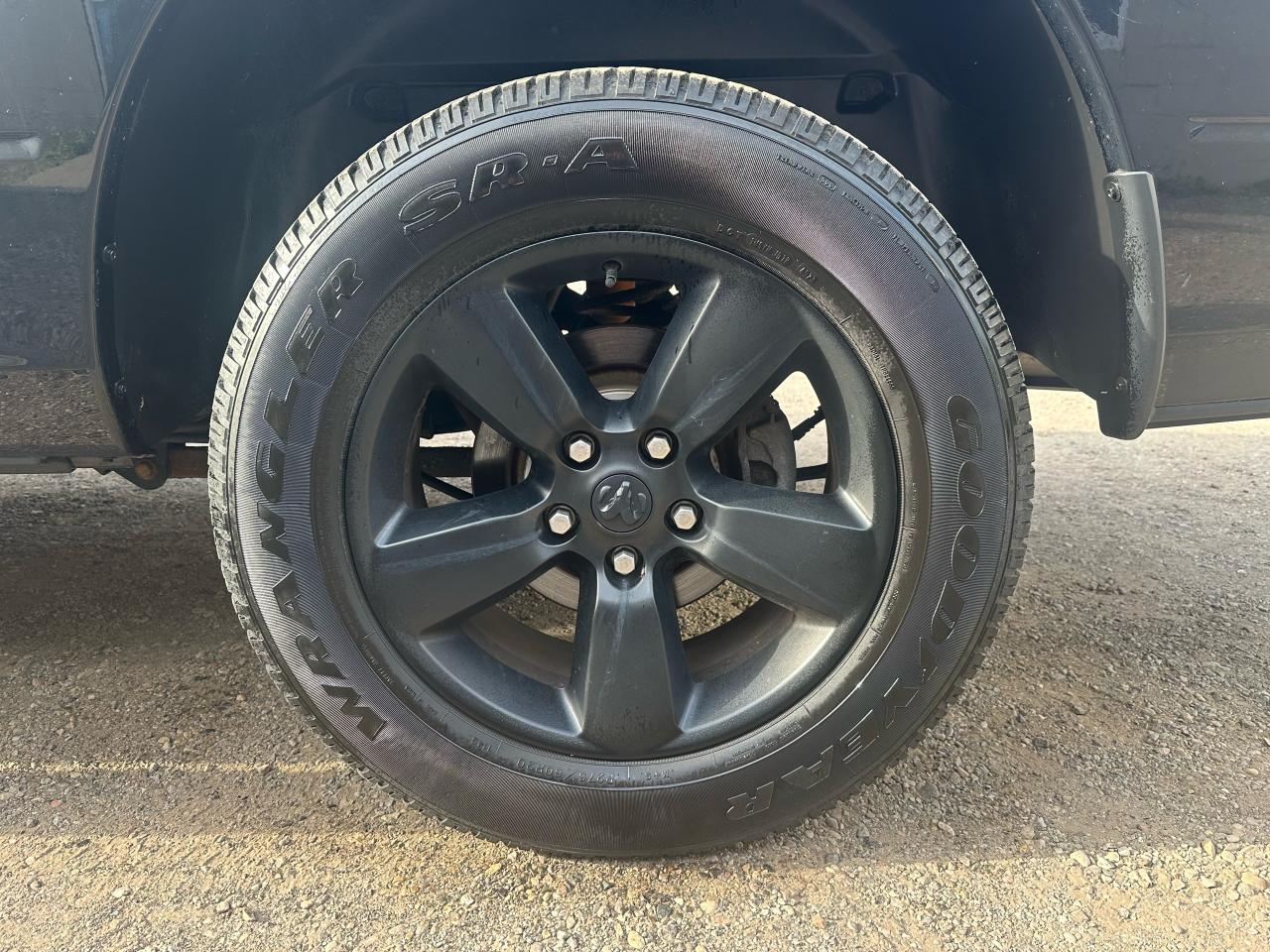 2019 RAM 1500 Classic EXPRESS 4X4 CREW CAB 5'7" BOX - Photo #4