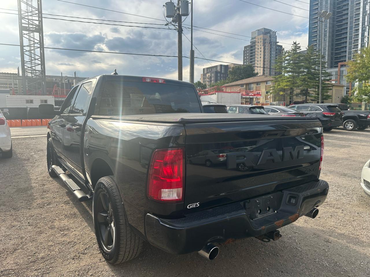 2019 RAM 1500 Classic EXPRESS 4X4 CREW CAB 5'7" BOX - Photo #3