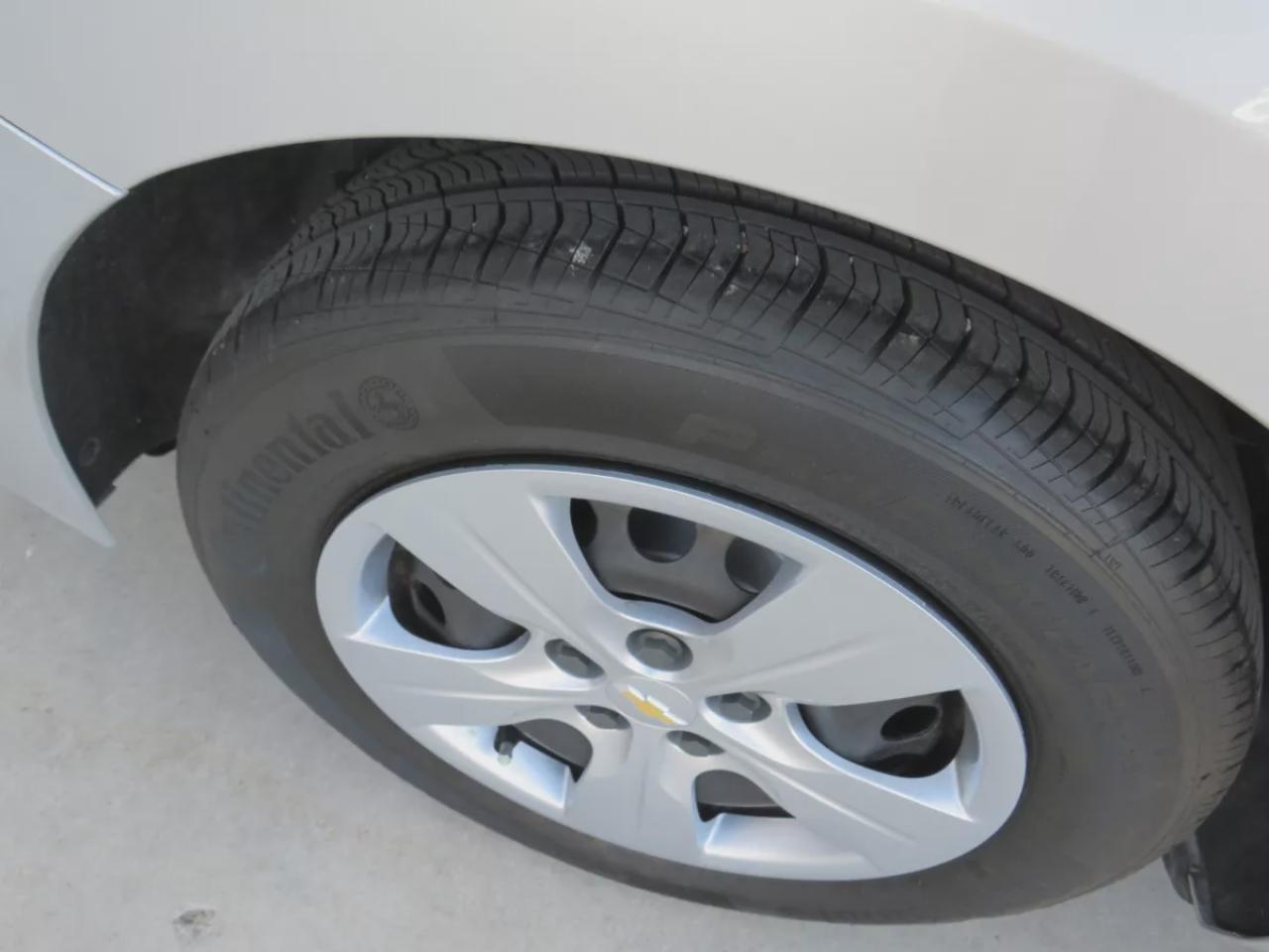 2017 Chevrolet Cruze LS (**VERY LOW KM!!**ONE OWNER!!**CLEAN TITLE/NO ACCIDENTS!!**SAFETY/CERTIFIED!!**AUTOMATIC**A/C**POWER DOORS/LOOCKS**REVERSE CAMERA** DIGITAL TOUCHSCREEN**CRUISE CONTROL**BLUETOOTH**) Photo