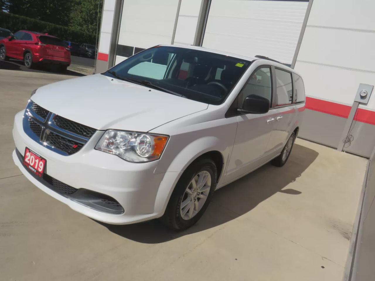 2019 Dodge Grand Caravan SXT (**SAFETY/CERTIFIED!!**7 PASSENGER!!**DVD ENTERTAINMENT SYSTEM!!**TINTS**ALLOY RIMS**STOW&GO SEATING**DIGITAL TOUCHSCREEN**REVERSE CAMERA**AUX**BLUETOOTH**CRUISE CONTROL**) Photo