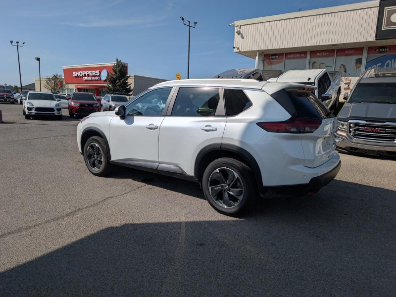 2024 Nissan Rogue SV Moonroof  **PANO ROOF - PWR GATE** Photo2