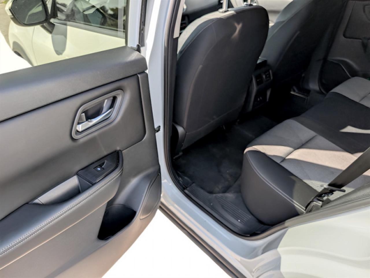 2024 Nissan Rogue SV Moonroof  **PANO ROOF - PWR GATE** Photo