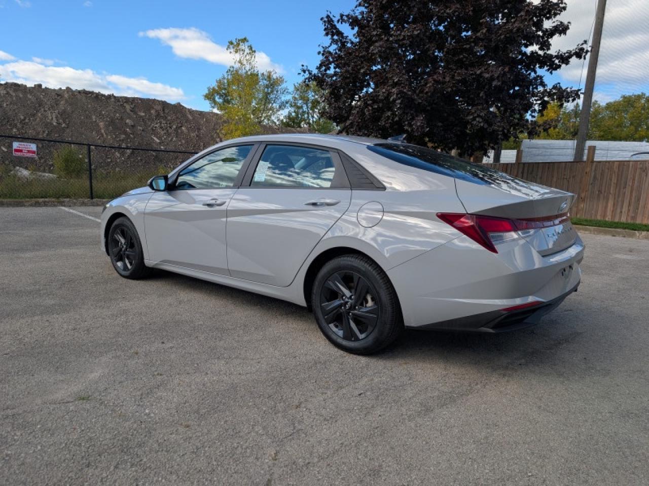2021 Hyundai Elantra Preferred IVT  **VERY LOW KMS** Photo2