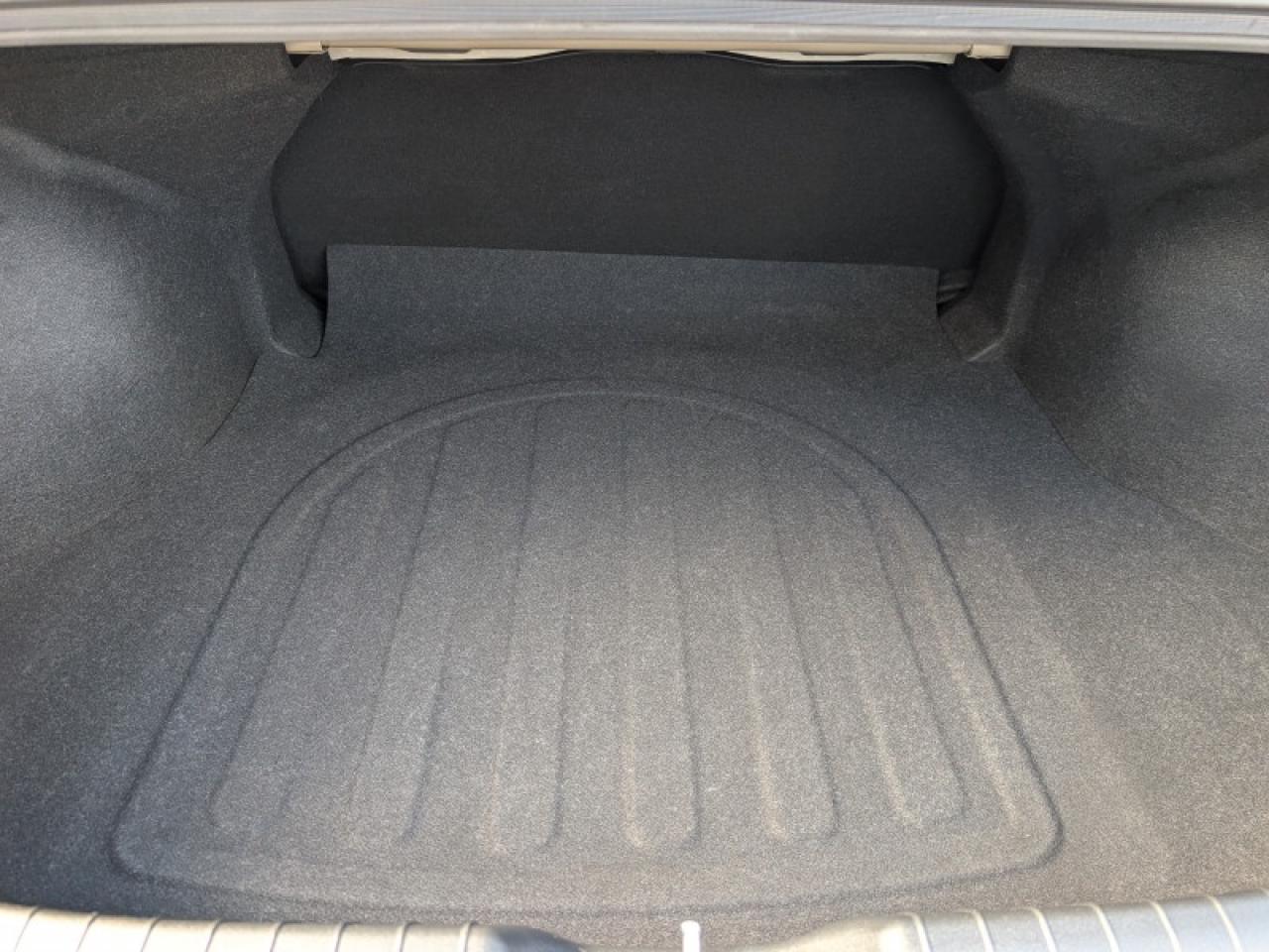 2021 Hyundai Elantra Preferred IVT  **VERY LOW KMS** Photo