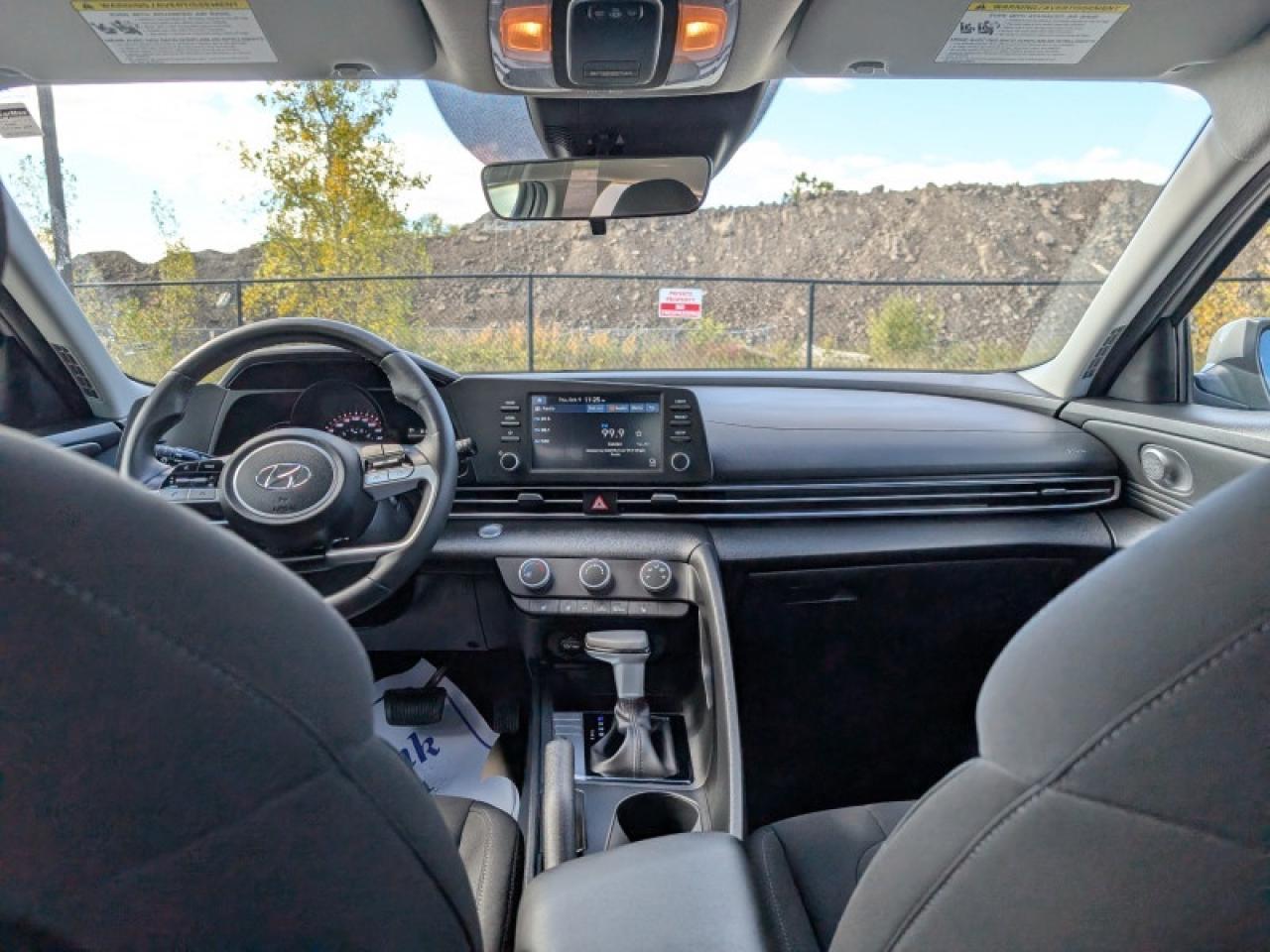 2021 Hyundai Elantra Preferred IVT  **VERY LOW KMS** Photo