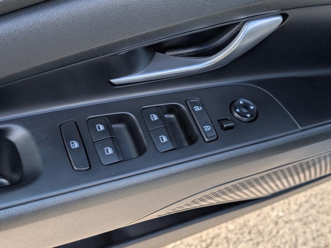 2021 Hyundai Elantra Preferred IVT  **VERY LOW KMS** Photo