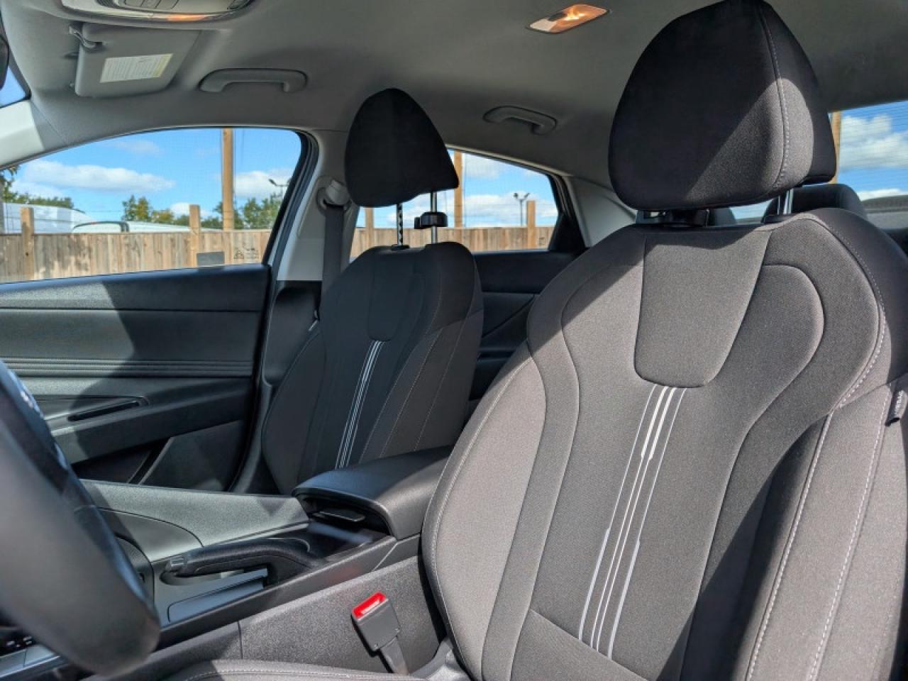 2021 Hyundai Elantra Preferred IVT  **VERY LOW KMS** Photo