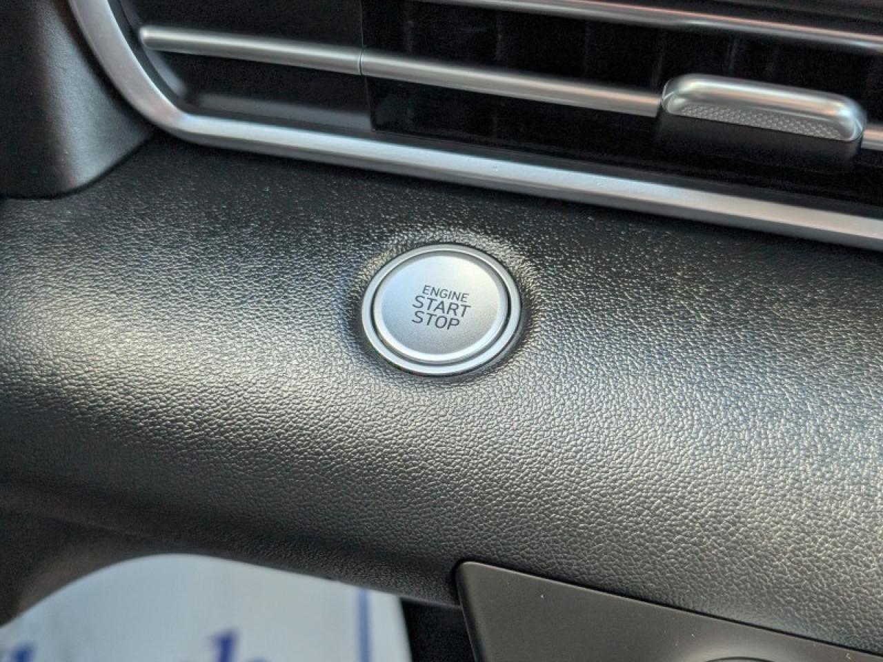 2021 Hyundai Elantra Preferred IVT  **VERY LOW KMS** Photo