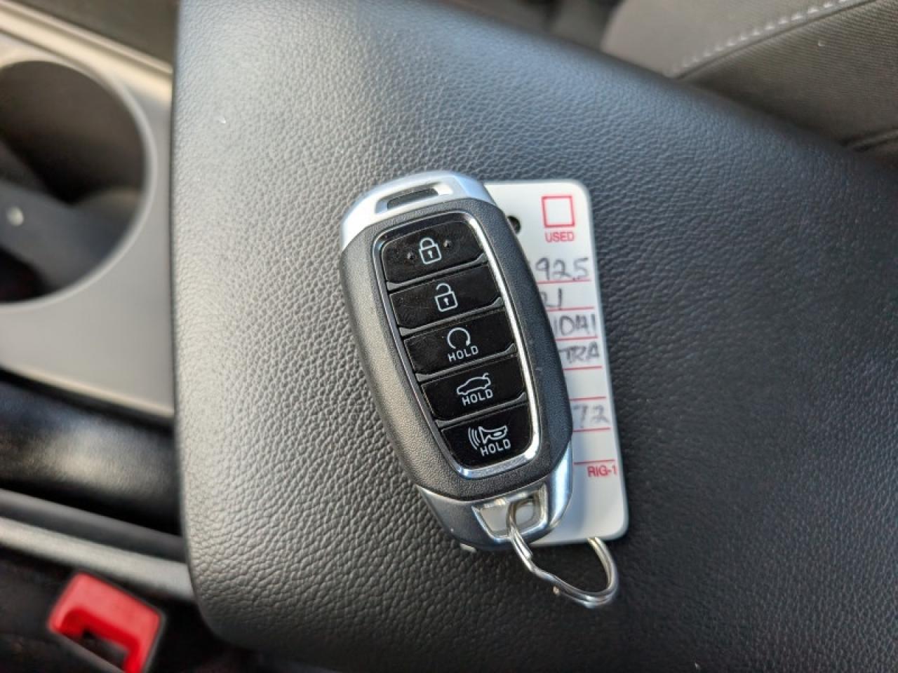 2021 Hyundai Elantra Preferred IVT  **VERY LOW KMS** Photo