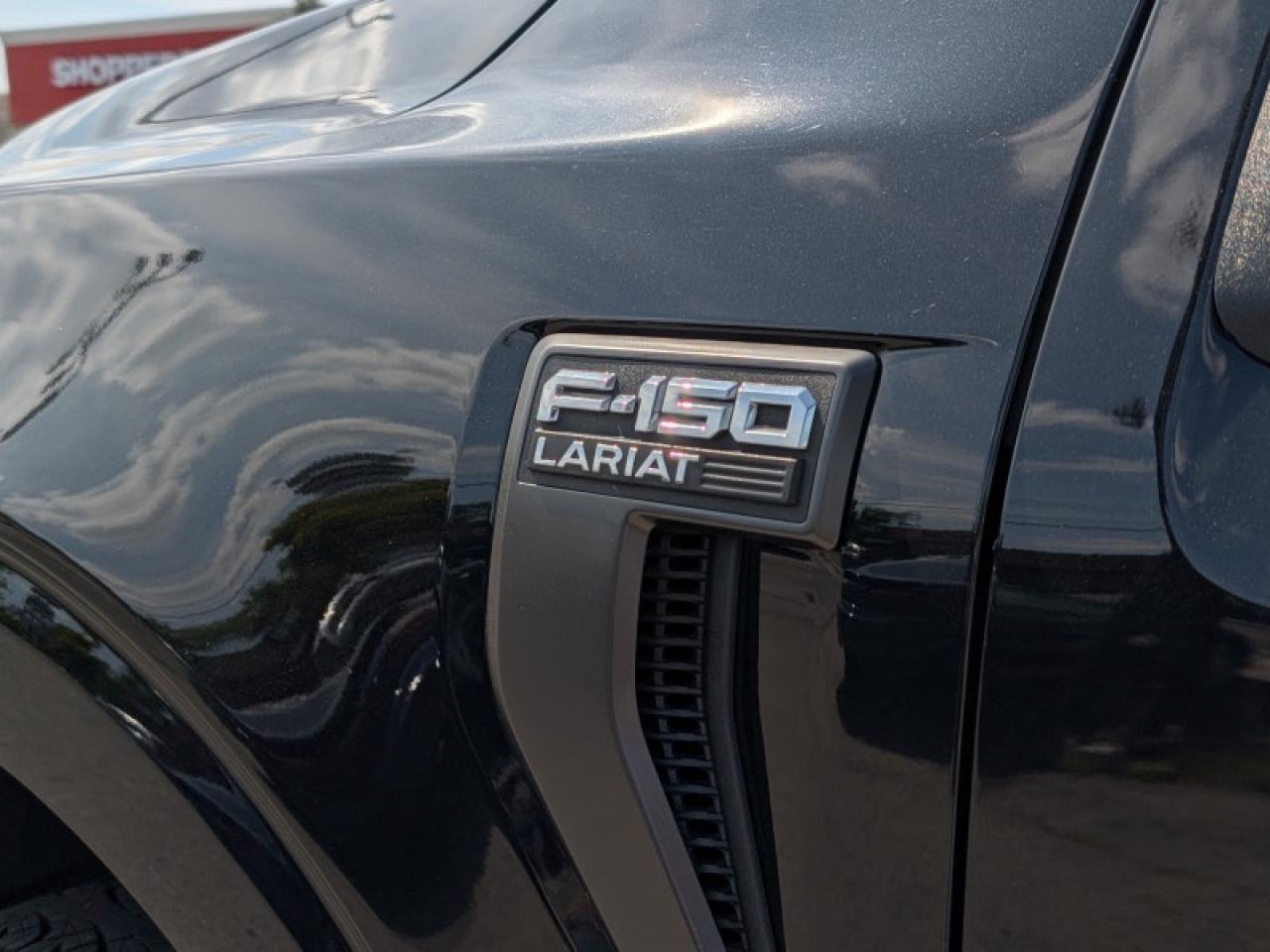 2022 Ford F-150 Lariat  **PANO ROOF - PWR RUNNERS** Photo