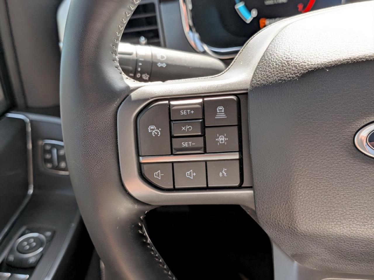 2022 Ford F-150 Lariat  **PANO ROOF - PWR RUNNERS** Photo