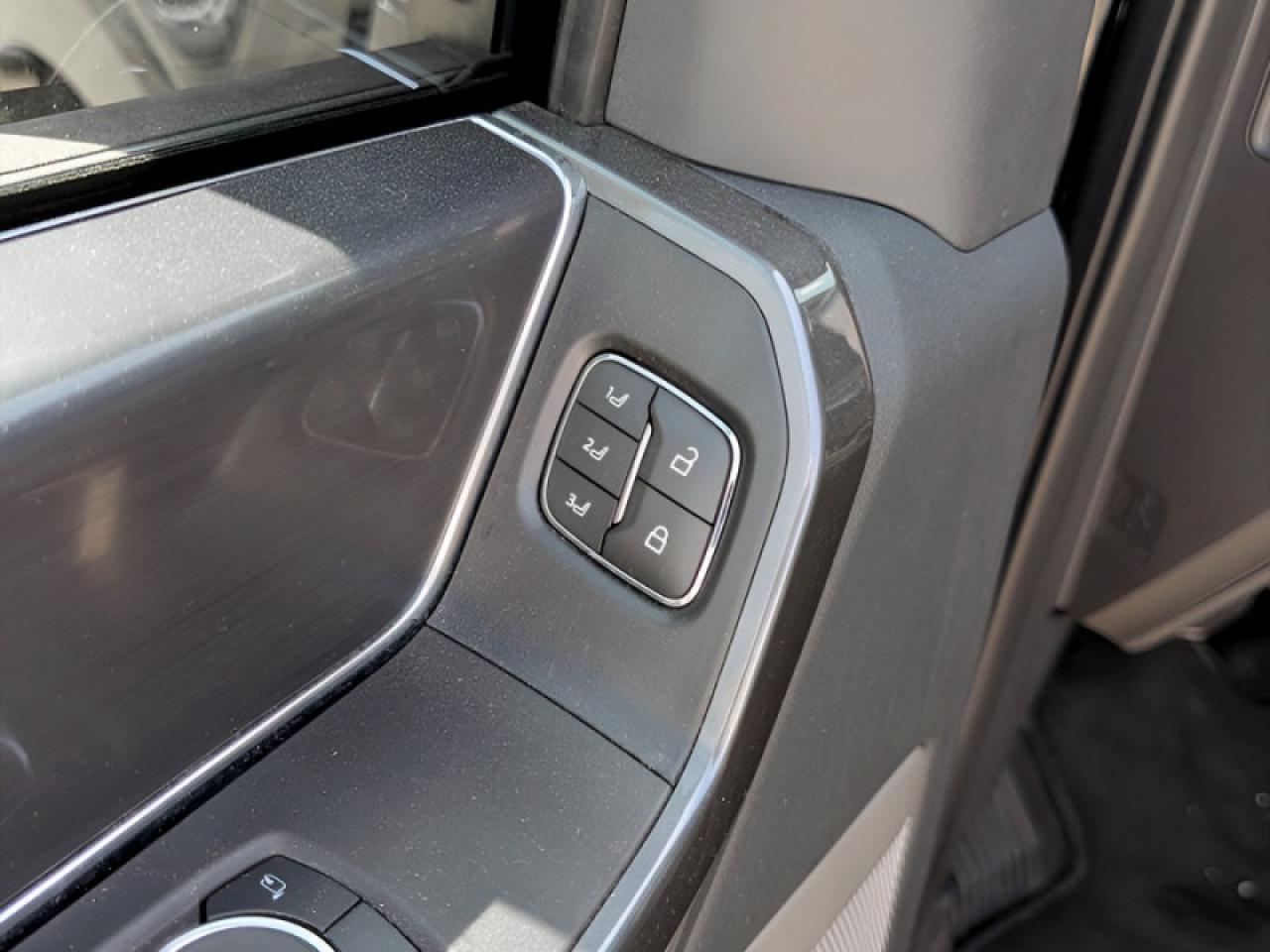 2022 Ford F-150 Lariat  **PANO ROOF - PWR RUNNERS** Photo