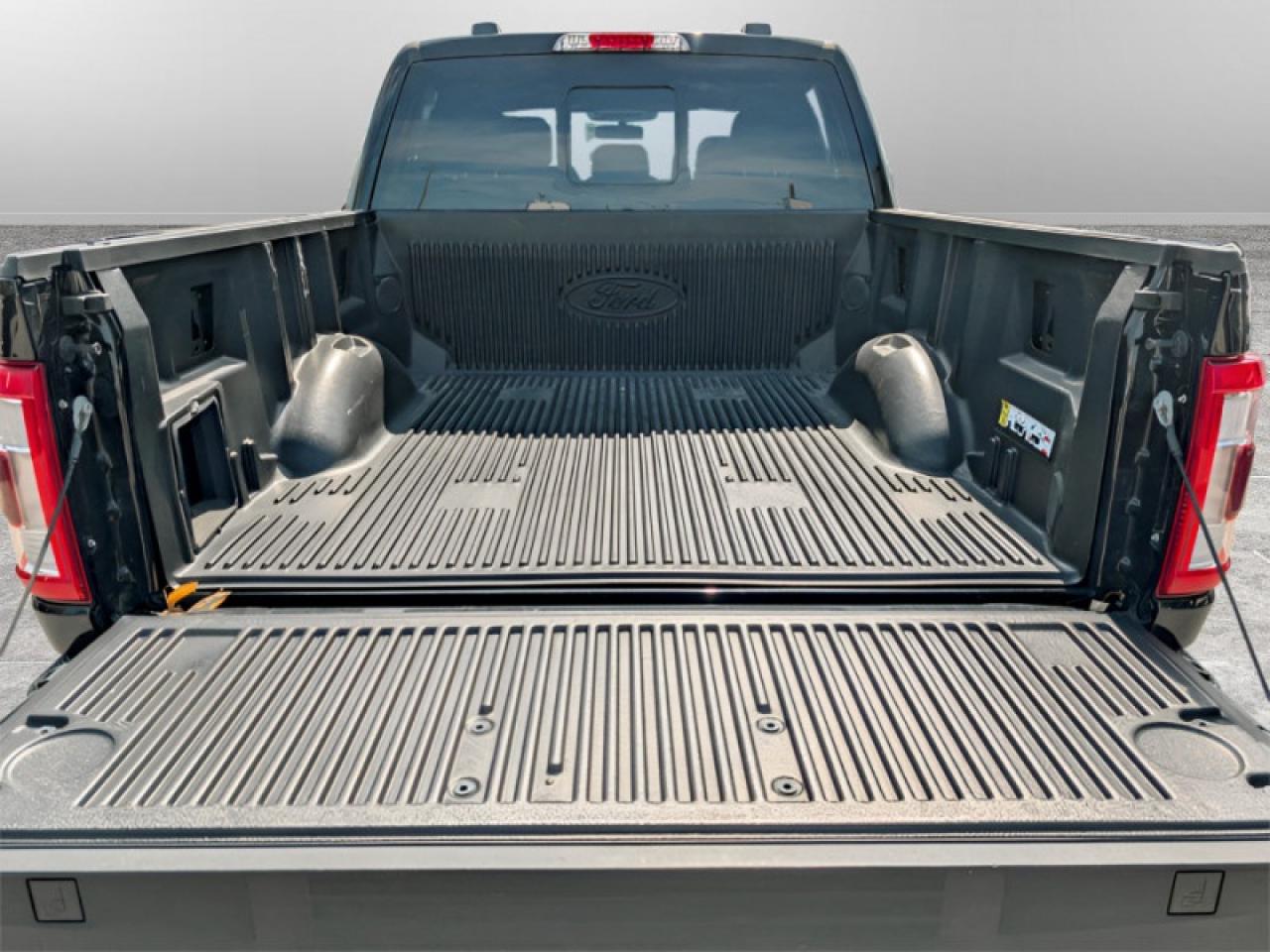 2022 Ford F-150 Lariat  **PANO ROOF - PWR RUNNERS** Photo