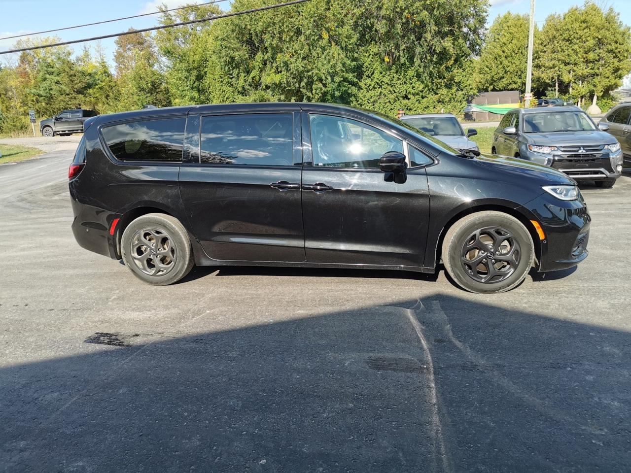 2022 Chrysler Pacifica Hybrid Limited Photo3