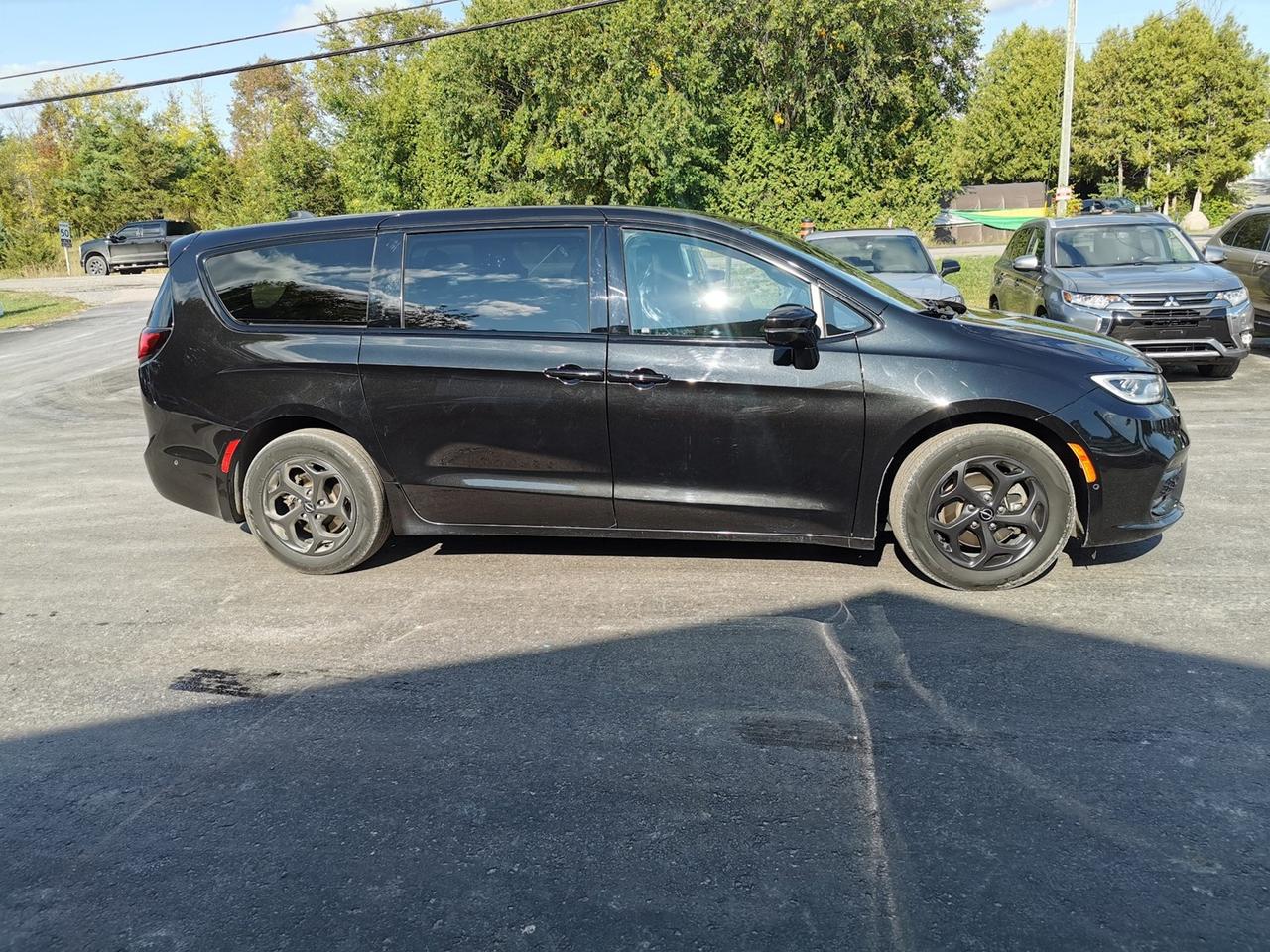 2022 Chrysler Pacifica Hybrid Limited Photo