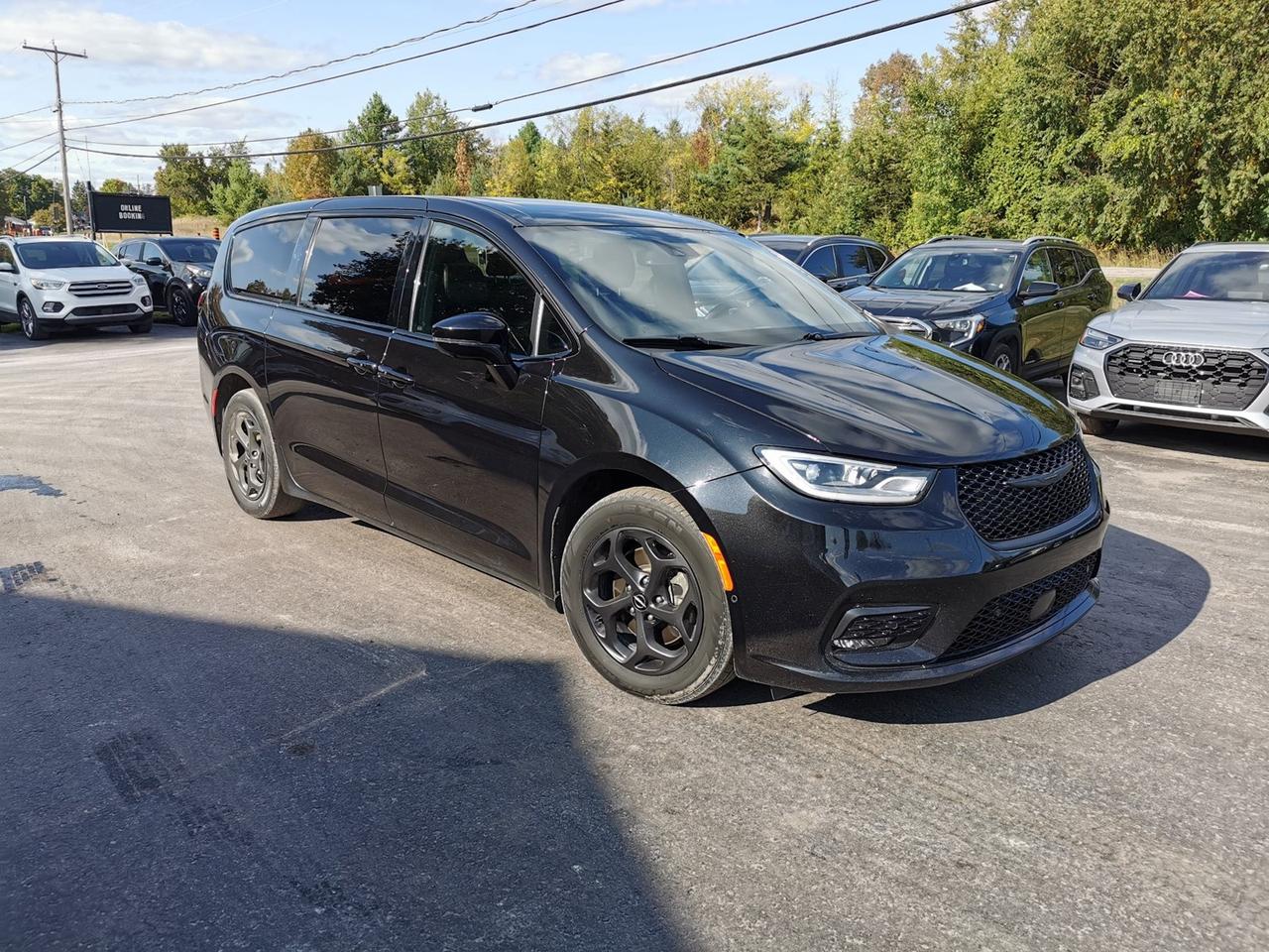 2022 Chrysler Pacifica Hybrid Limited Photo2