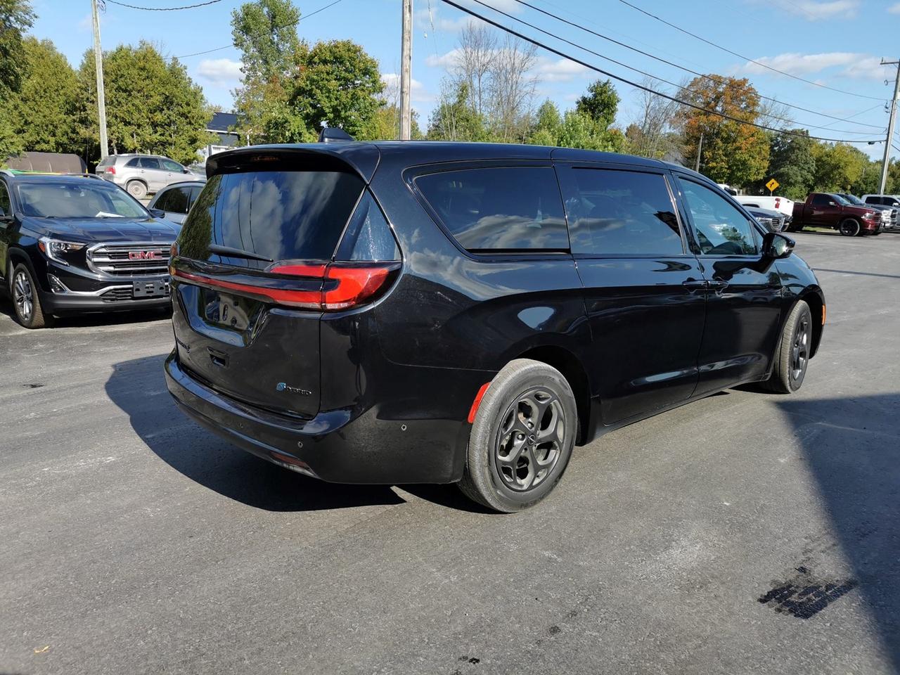 2022 Chrysler Pacifica Hybrid Limited Photo4