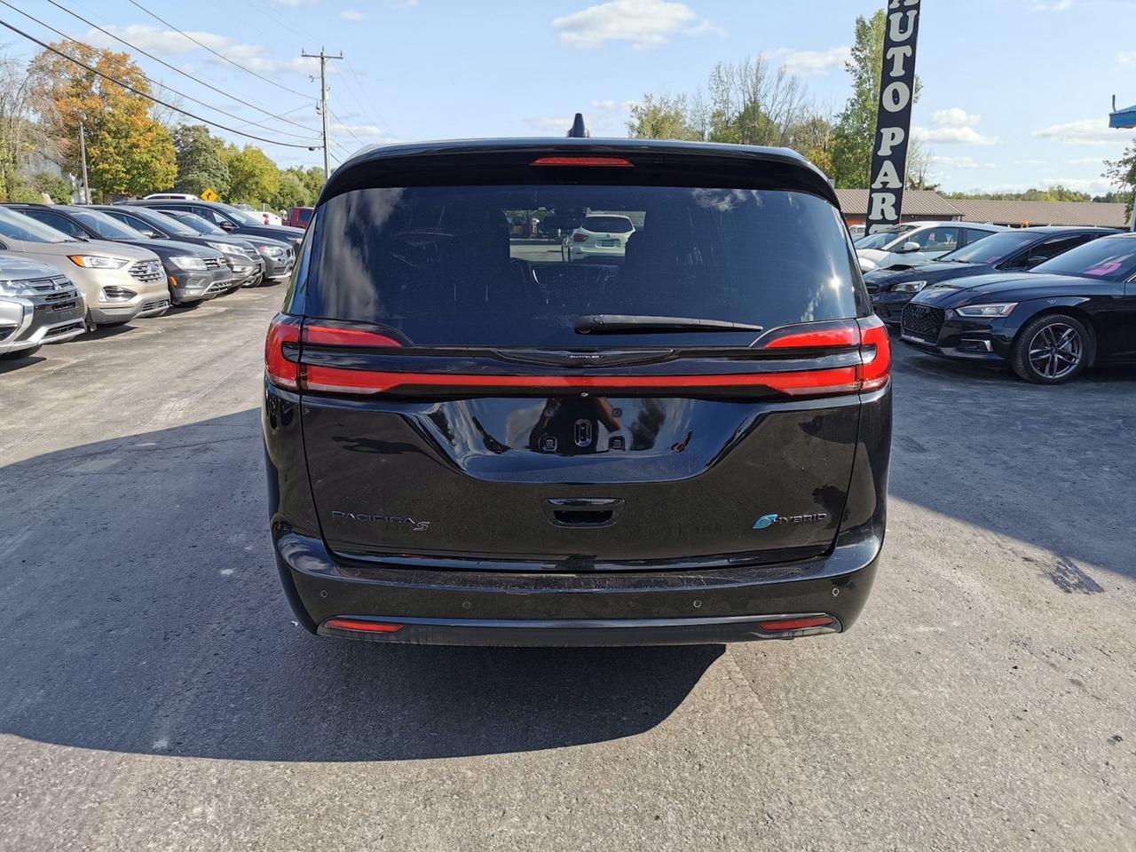 2022 Chrysler Pacifica Hybrid Limited Photo