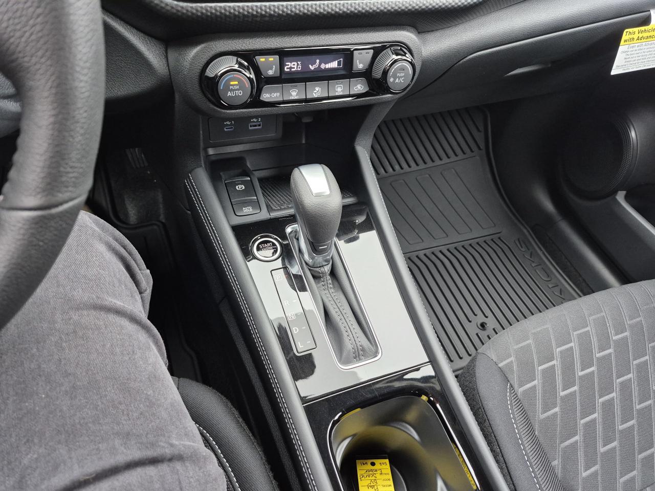 2025 Nissan Kicks Play SV FWD Photo25