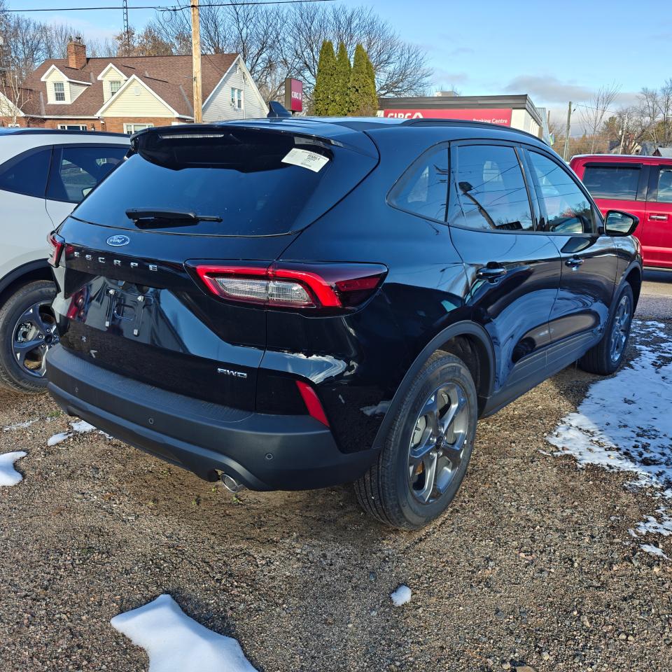 2025 Ford Escape ST-Line AWD Photo2
