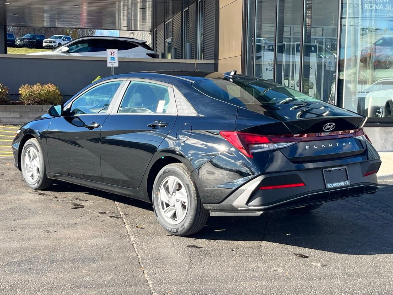 2025 Hyundai Elantra Essential IVT Photo