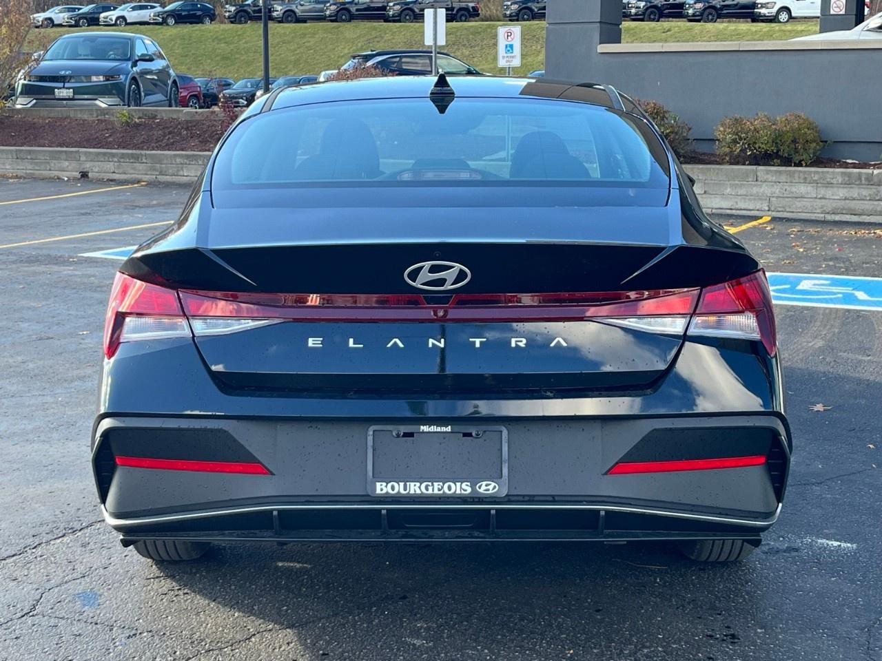 2025 Hyundai Elantra Essential IVT Photo