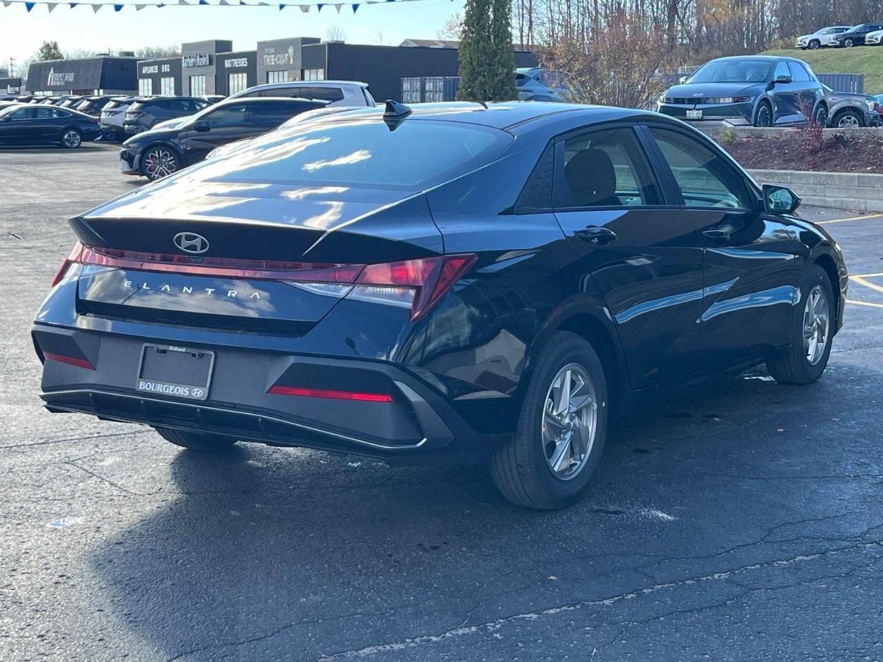 2025 Hyundai Elantra Essential IVT Photo