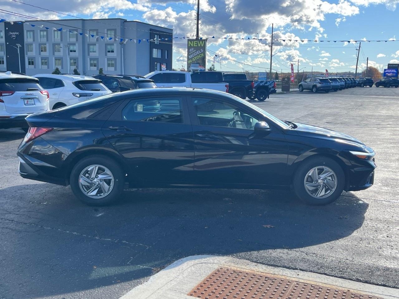 2025 Hyundai Elantra Essential IVT Photo