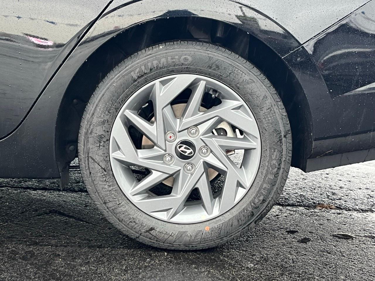 2025 Hyundai Elantra Preferred IVT Photo3