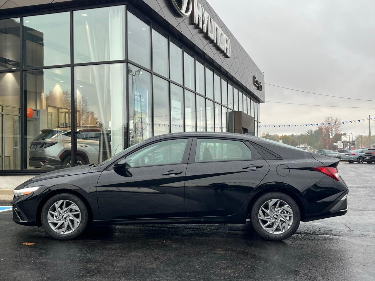 2025 Hyundai Elantra Preferred IVT Photo2