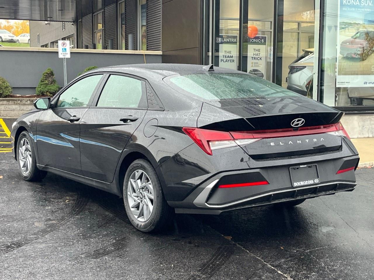 2025 Hyundai Elantra Preferred IVT Photo