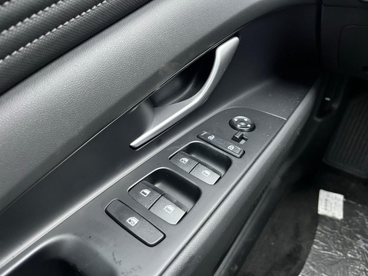 2025 Hyundai Elantra Preferred IVT Photo