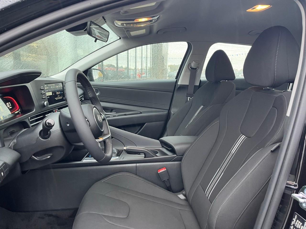 2025 Hyundai Elantra Preferred IVT Photo