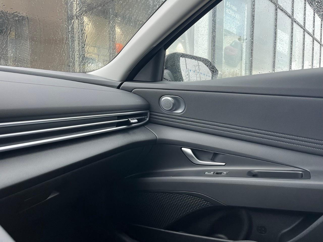 2025 Hyundai Elantra Preferred IVT Photo