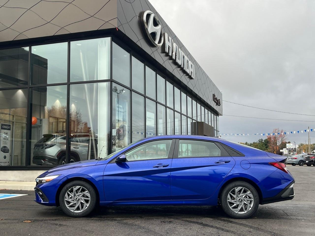 2025 Hyundai Elantra Preferred IVT Photo2