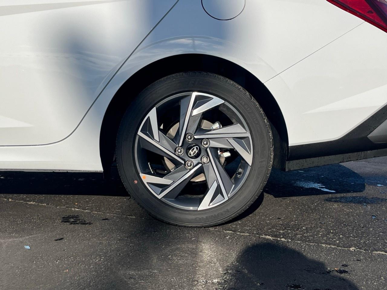 2025 Hyundai Elantra Preferred IVT w/Tech Pkg Photo3